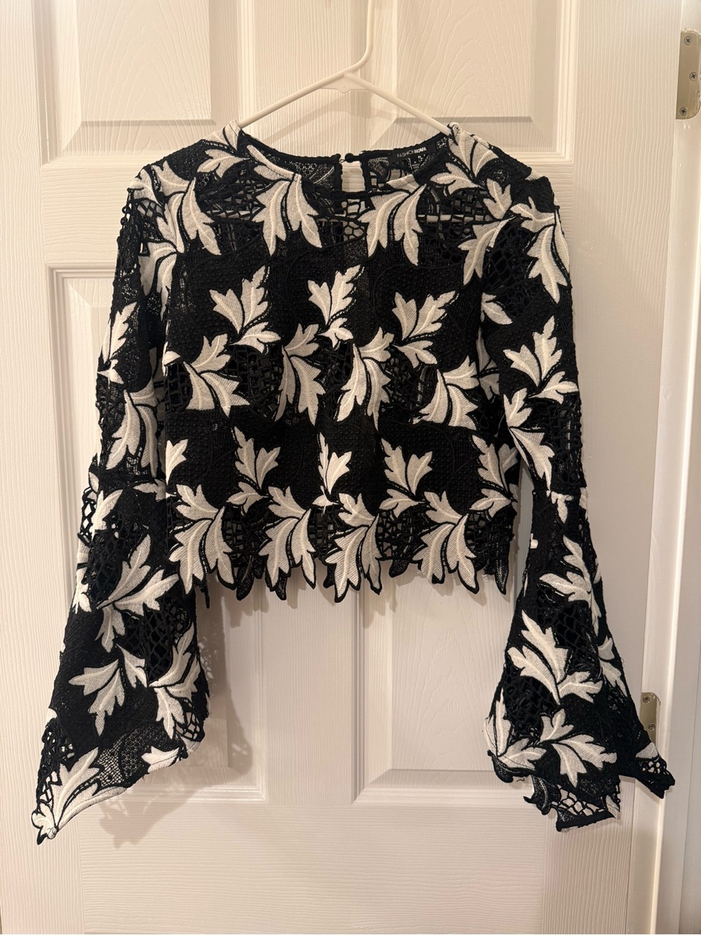 Black & White Floral Lace Long-Sleeve Crop Top - Picture 2 of 10